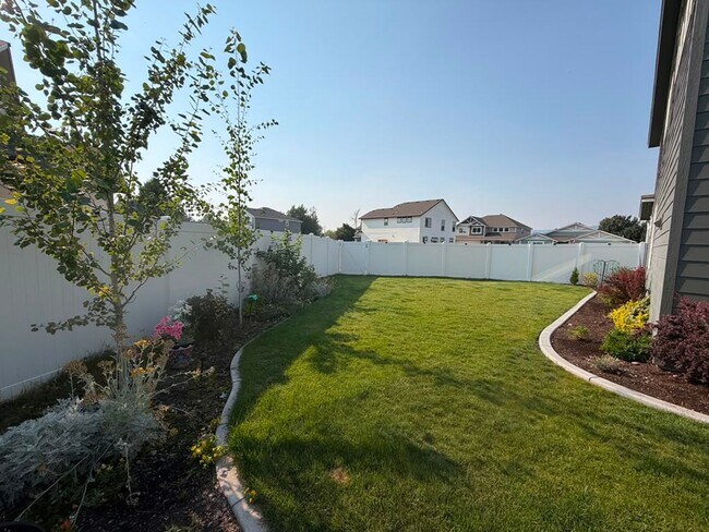 Building Photo - Beautiful Home in the Valley