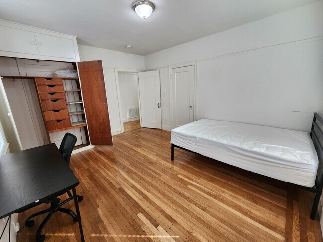 Building Photo - Private Bedroom Near UC Berkeley Campus