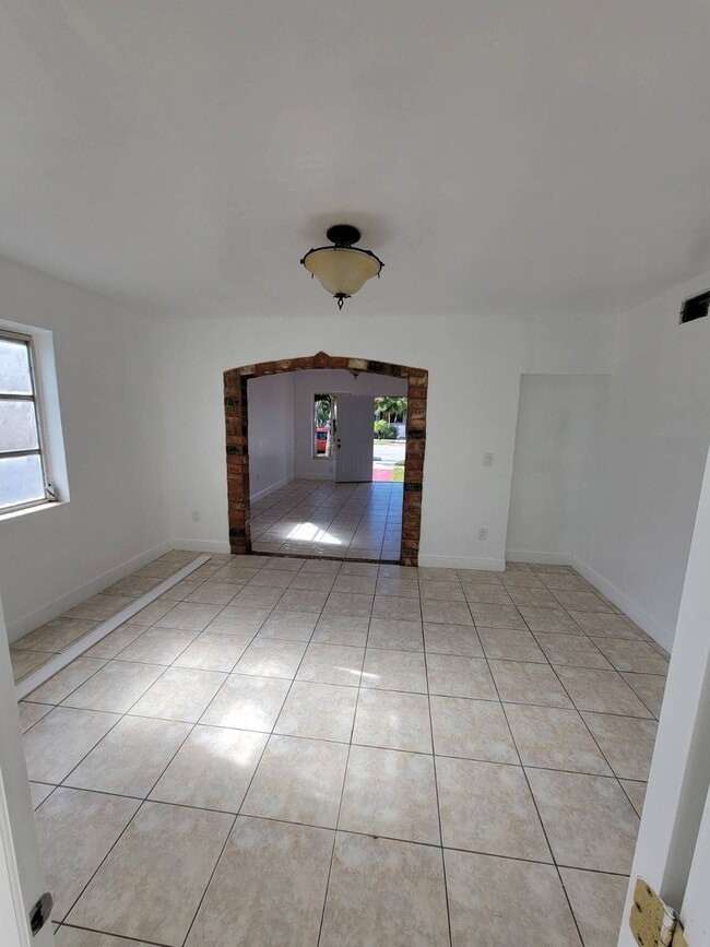 Building Photo - 655 SW 19th Rd