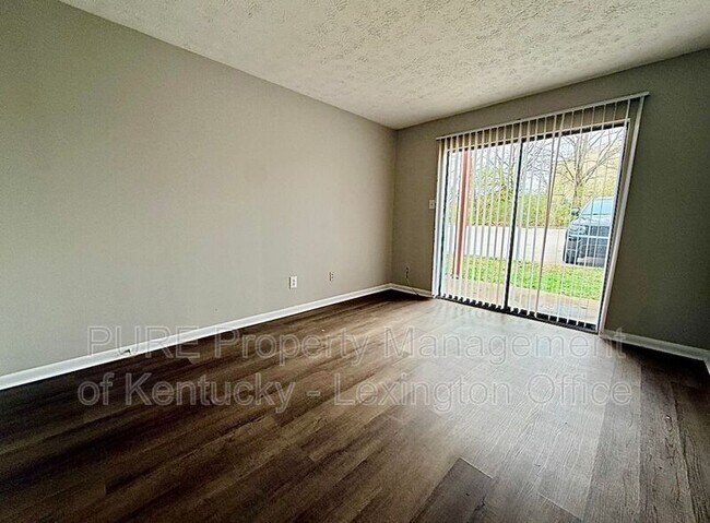 Building Photo - 3772 Camelot Dr