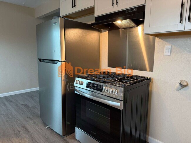 Building Photo - 1365 Stillman Ave