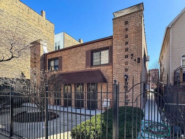 Building Photo - 713 W Diversey Pkwy