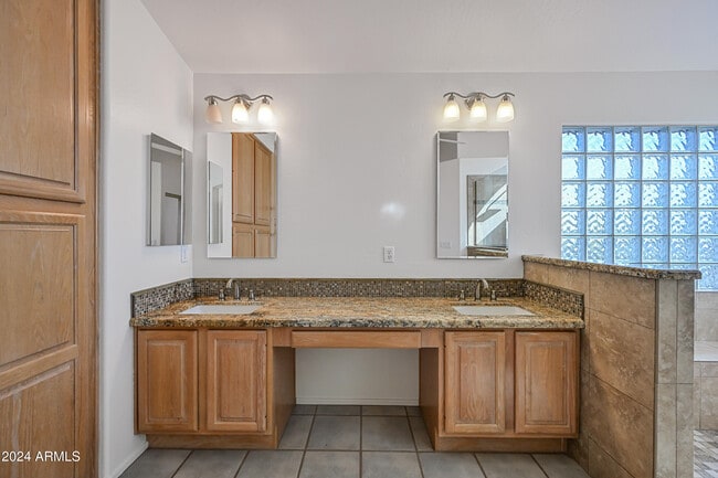 Building Photo - 4633 E Robin Ln