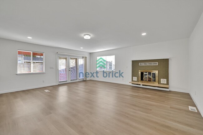 Building Photo - A beautiful 4 bed and 2 bathroom house for rent