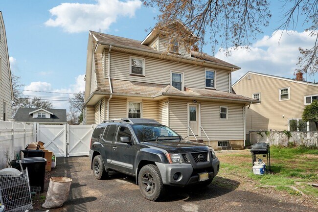 Building Photo - 48 Marinus St