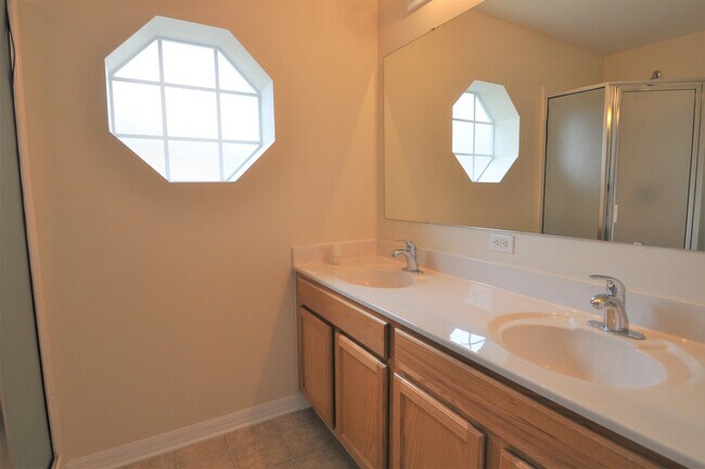 Building Photo - DELTONA: 3 bed/2 bath, Single Family Home