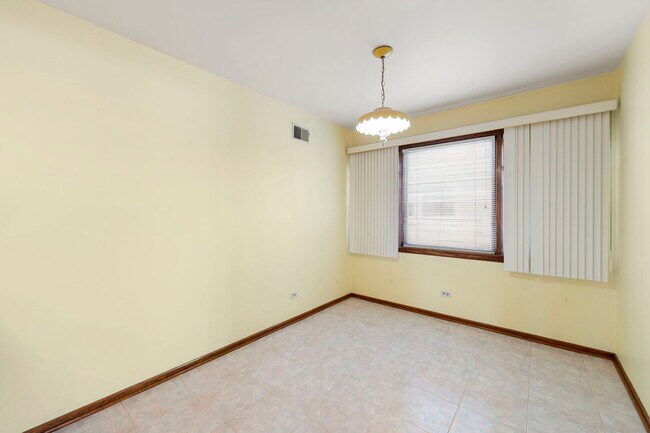 Building Photo - 8427 W Windsor Ave