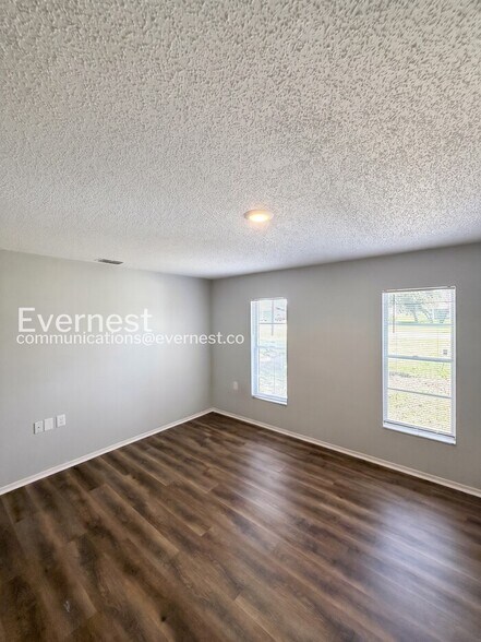 Building Photo - 10485 Lightwood St