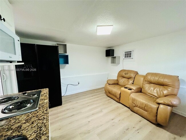 Building Photo - 880 SE 4th Pl