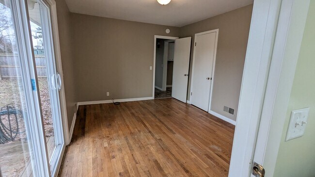 Building Photo - 614 E Sunset Dr