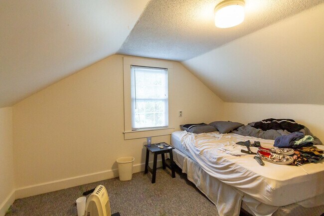 Building Photo - Updated Kitchen