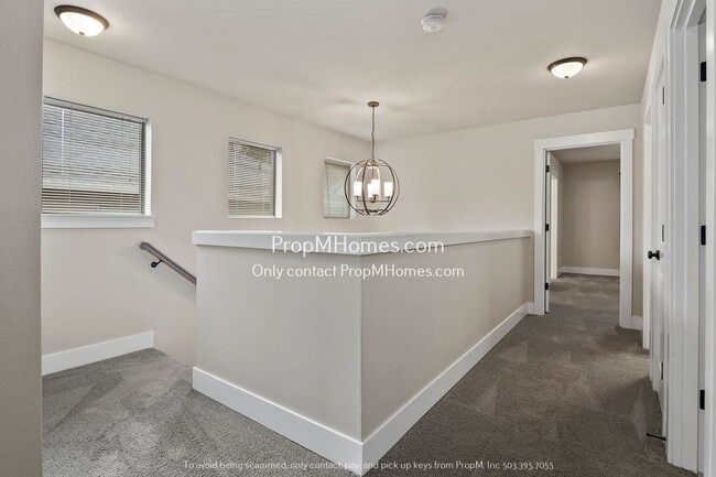 Building Photo - Terrific Milwaukie Three Bedroom Townhome - Close to Providence!