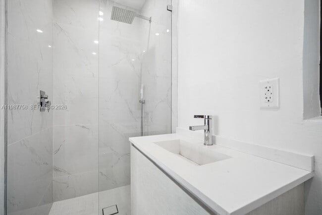 Building Photo - 5661 Pine Tree Dr