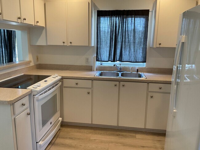 Building Photo - Lake view is quiet