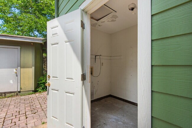 Building Photo - "Charming 2-Bed Townhouse Oasis in Shalimar !"