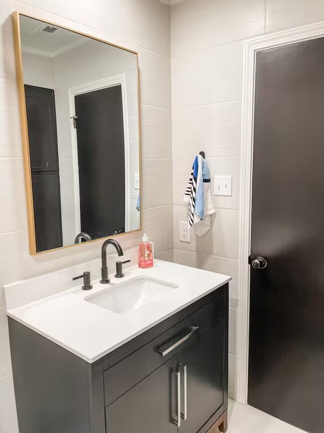 Building Photo - 253 E Stephenson St