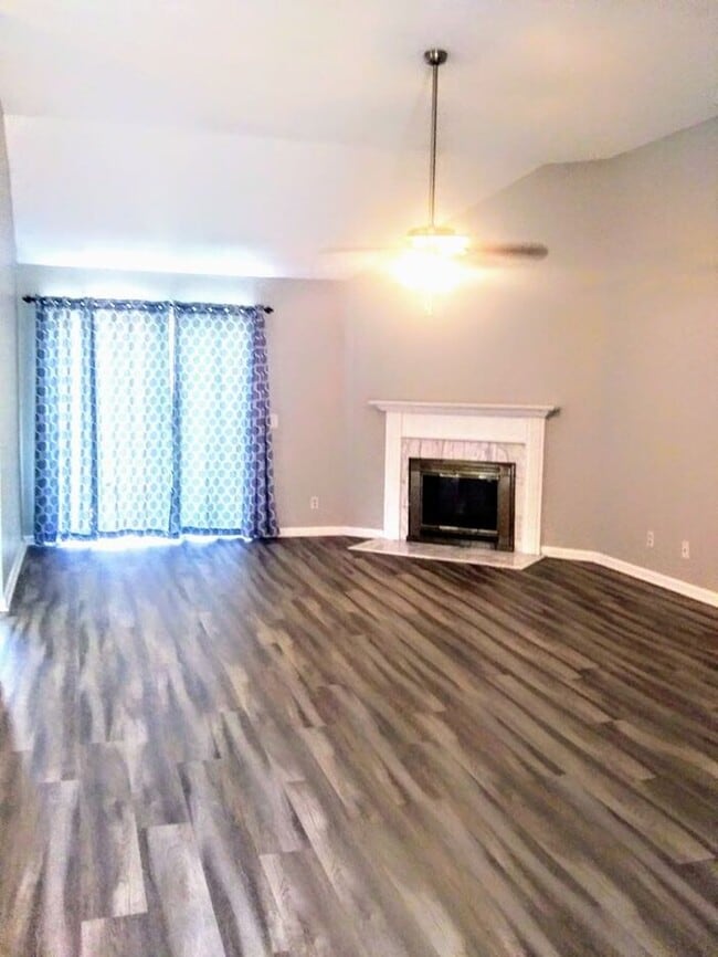 Building Photo - 10 Chamois Ct