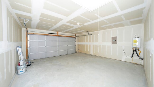 Building Photo - Spacious 4-bedroom, 2-bath located in Summerhill subdivision