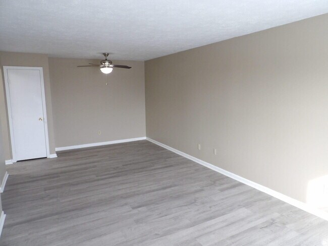 Building Photo - 140 Landings Dr