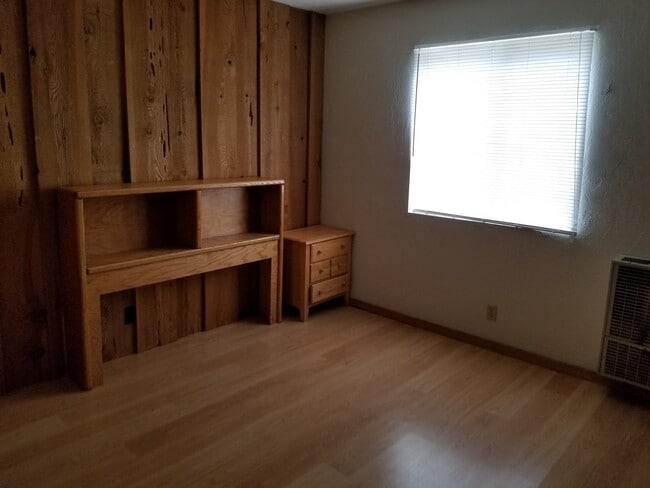 Building Photo - 2 bedroom with 1 bath