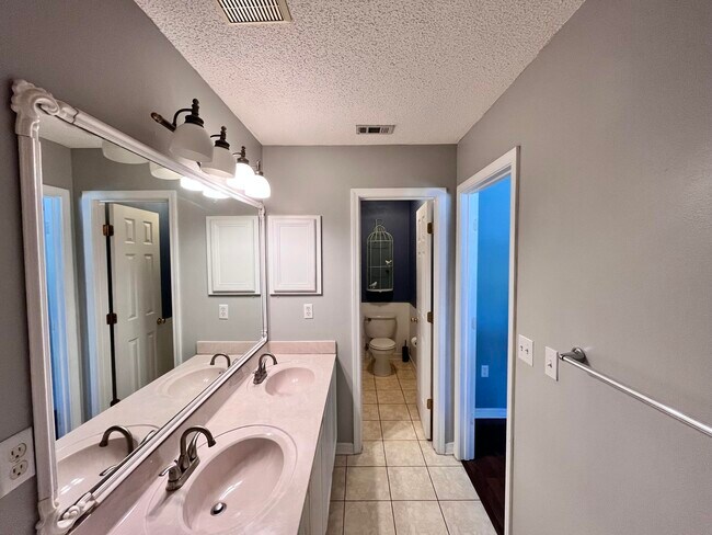 Building Photo - 221 Twin Lakes Ln