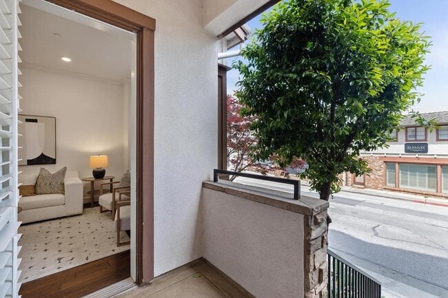 Building Photo - Huge and Lovely home