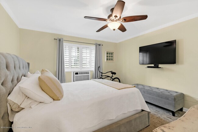 Building Photo - 709 Ocean Ave N