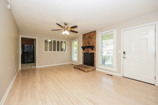 Building Photo - 702 Valley Green Dr