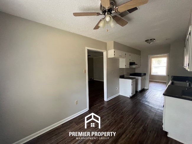 Building Photo - 5999 Pebblehill Dr