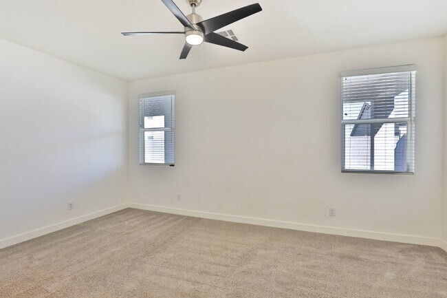 Building Photo - 548 E Vail Ln