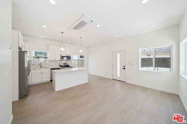 Building Photo - 1513 S Hayworth Ave