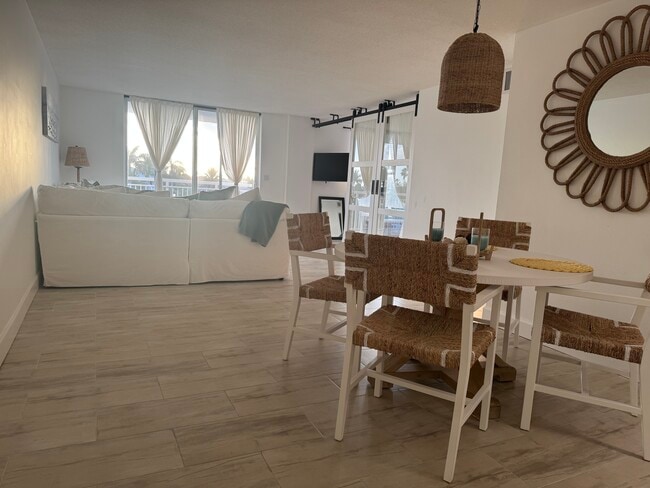 Building Photo - 1050 Hillsboro Mile