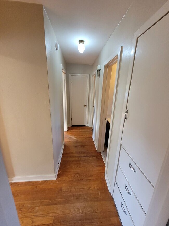 Building Photo - 2 Bed, 1 Bath Home in the Heart of Salem!