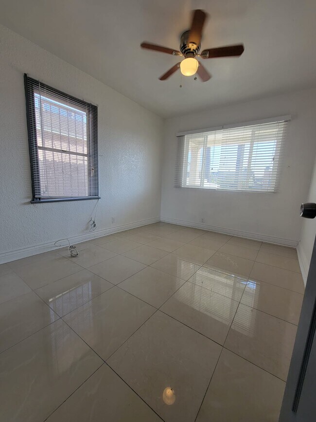 Building Photo - 1315 W 101st St