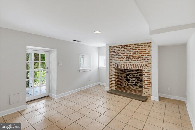 Building Photo - 871 Oella Ave