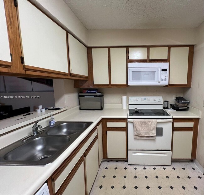Building Photo - 1255 SW 46th Ave