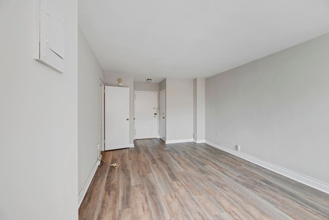 Building Photo - Spacious & Bright Studio at River Place East