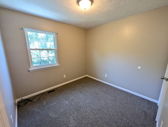 Building Photo - 1615 Skiffes Creek Cir
