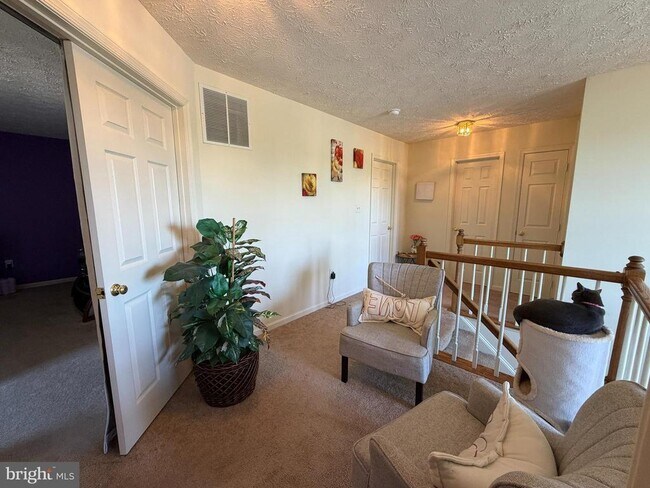 Building Photo - 407 Tamarack Cir
