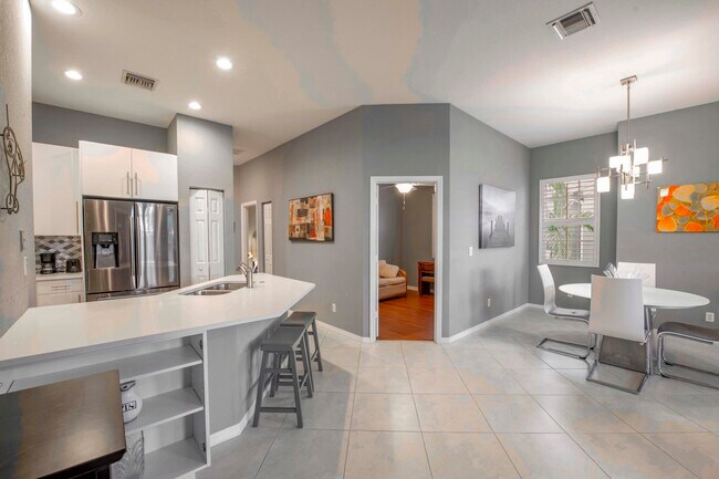 Building Photo - 4931 Bonsai Cir