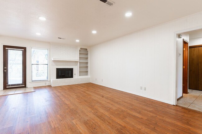 Building Photo - 5013 S Lions Ave