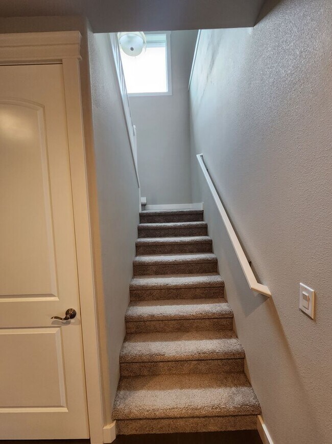 Building Photo - Large Spacious 4 Bed Home