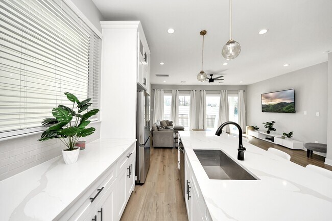 Building Photo - 410 E 41st St