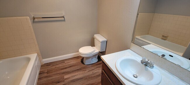 Building Photo - GREAT THREE BEDROOM 2 BATH HOME IN NORTH CLOVIS