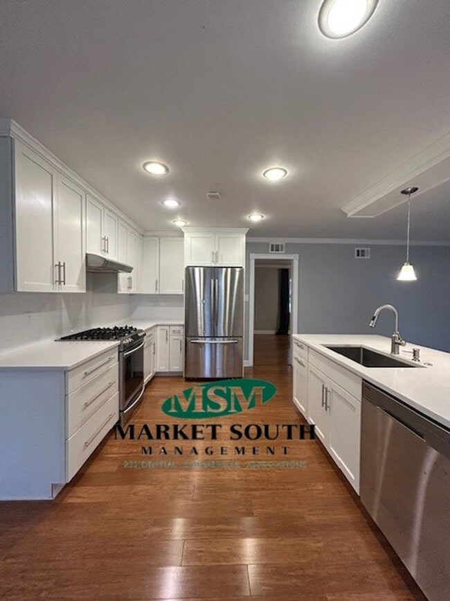 Building Photo - UPDATED MIDTOWN BEAUTY!!