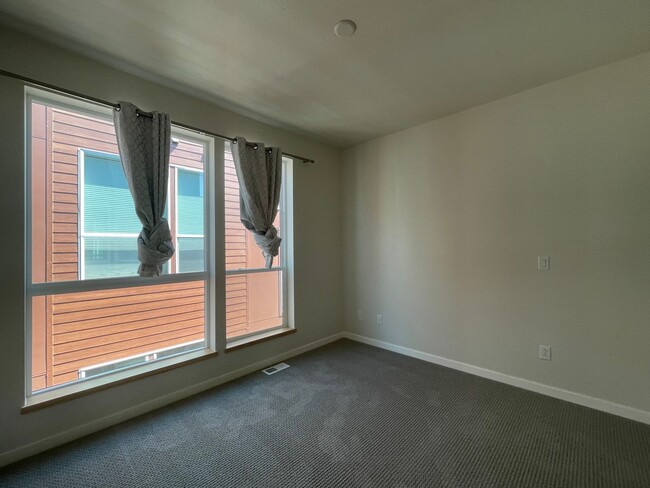Building Photo - Just reduced $2295! LOVELY 2 BED/2.5 BATH Great location near Boulder!