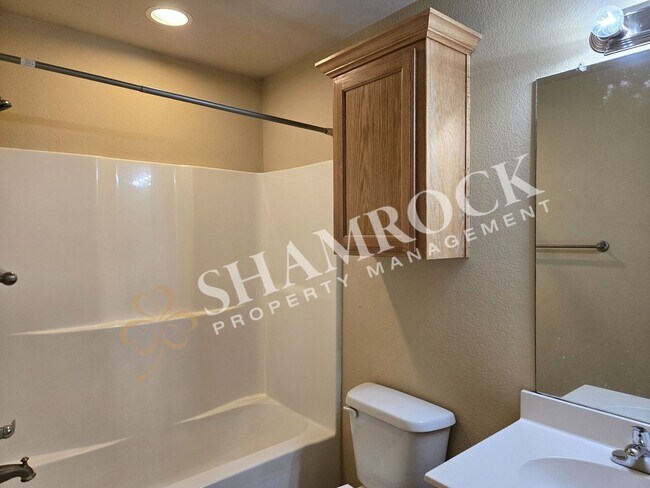 Building Photo - 115 Bentwood Dr