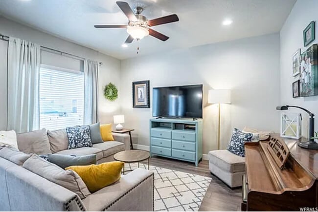 Building Photo - 5 bed 3.5 Bath Townhome.
