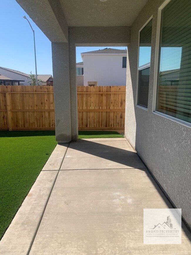 Building Photo - Newer 4 Bedroom 3 Bath Home with SOLAR! Cl...