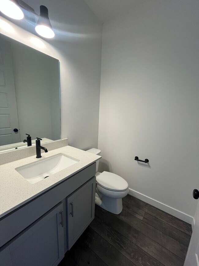 Building Photo - Spacious 3 Bed 2.5 Bath Home Available Jun...